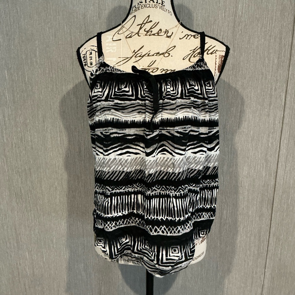 Black and White Patterned Women's Top Size Medium